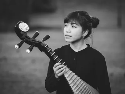 Fan-Qi Wu with her Pipa in black and white